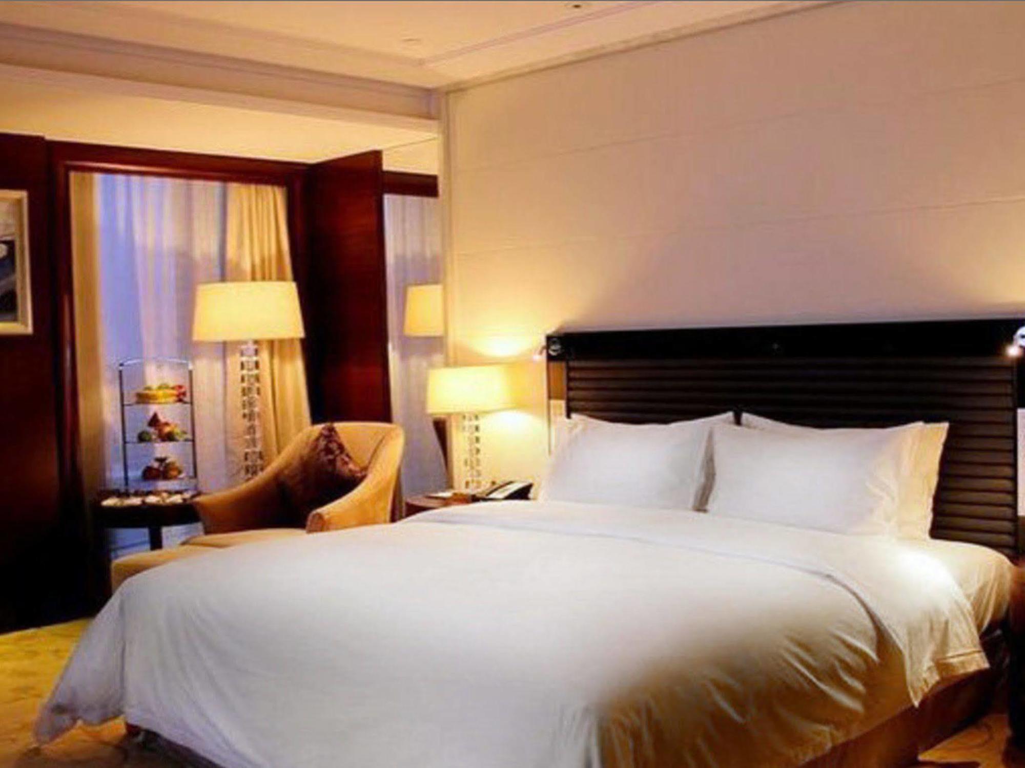 Noble International Hotel Zhengzhou Exteriör bild